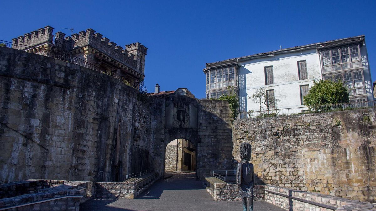 Puerta de Santa María y murallas del casco histórico de Hondarribia