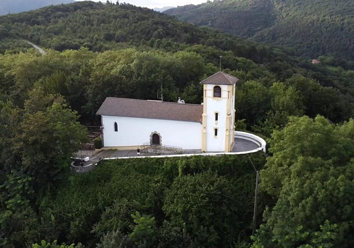 Vista aérea de la ermita de San Marcial, en Irun, rodeada de bosque