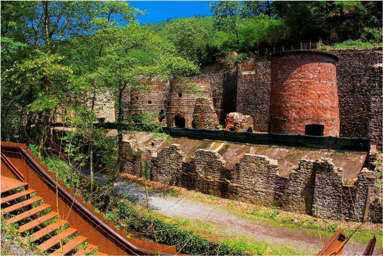 Batería de hornos de calcinación de las antiguas minas de Irugurutzeta, en el valle de Meaka (Irun)