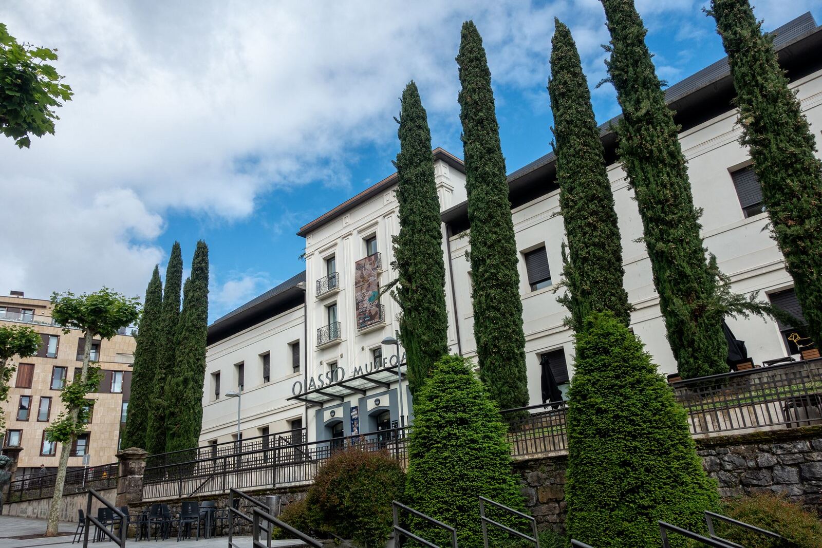 Fachada del Museo Romano Oiasso en Irun, entre cipreses