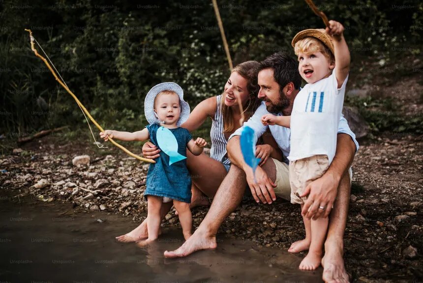 Familia con niños jugando junto al río en el Bidasoa