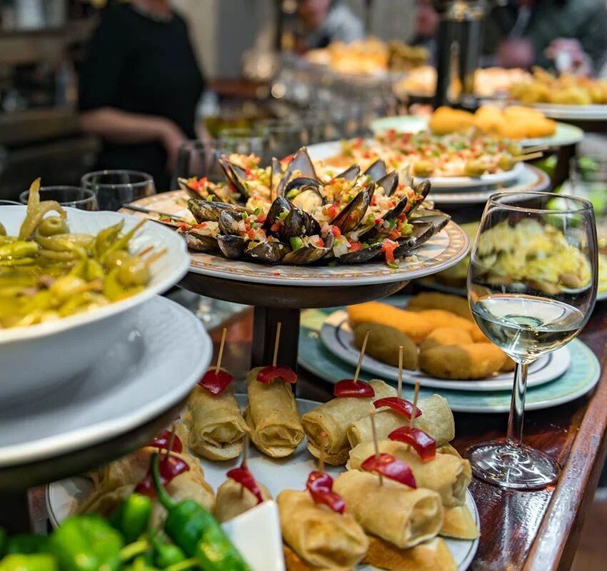 Mesa con pintxos, mejillones y raciones típicas de la comarca del Bidasoa