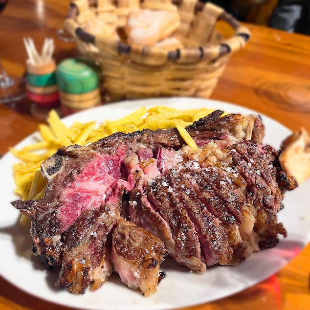 Txuleta a la brasa servida en Ola Sagardotegia