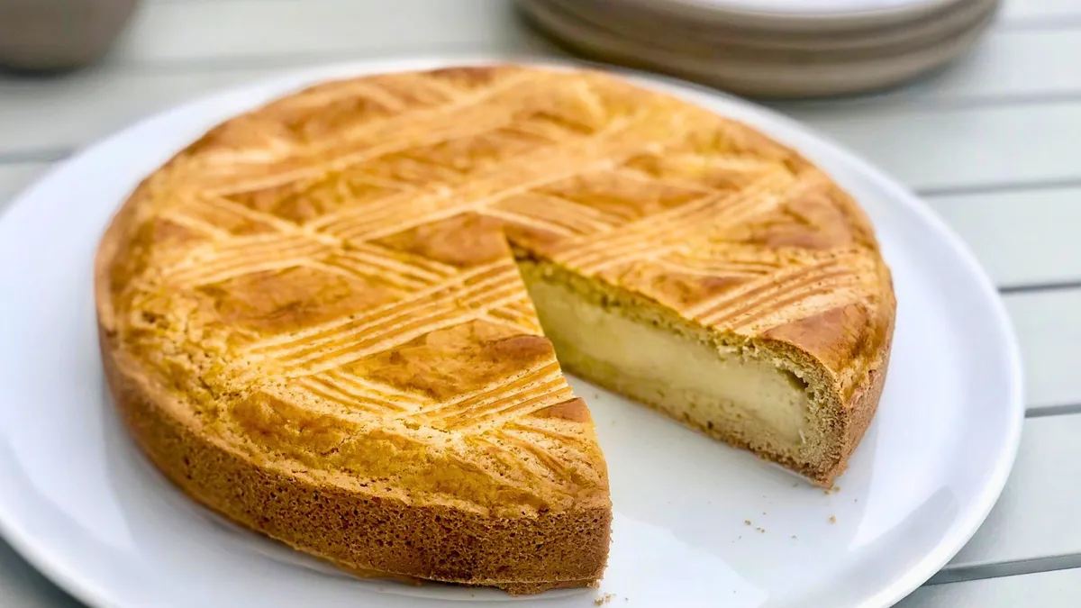 Gâteau Basque (pastel vasco) entero, con un trozo cortado mostrando el relleno