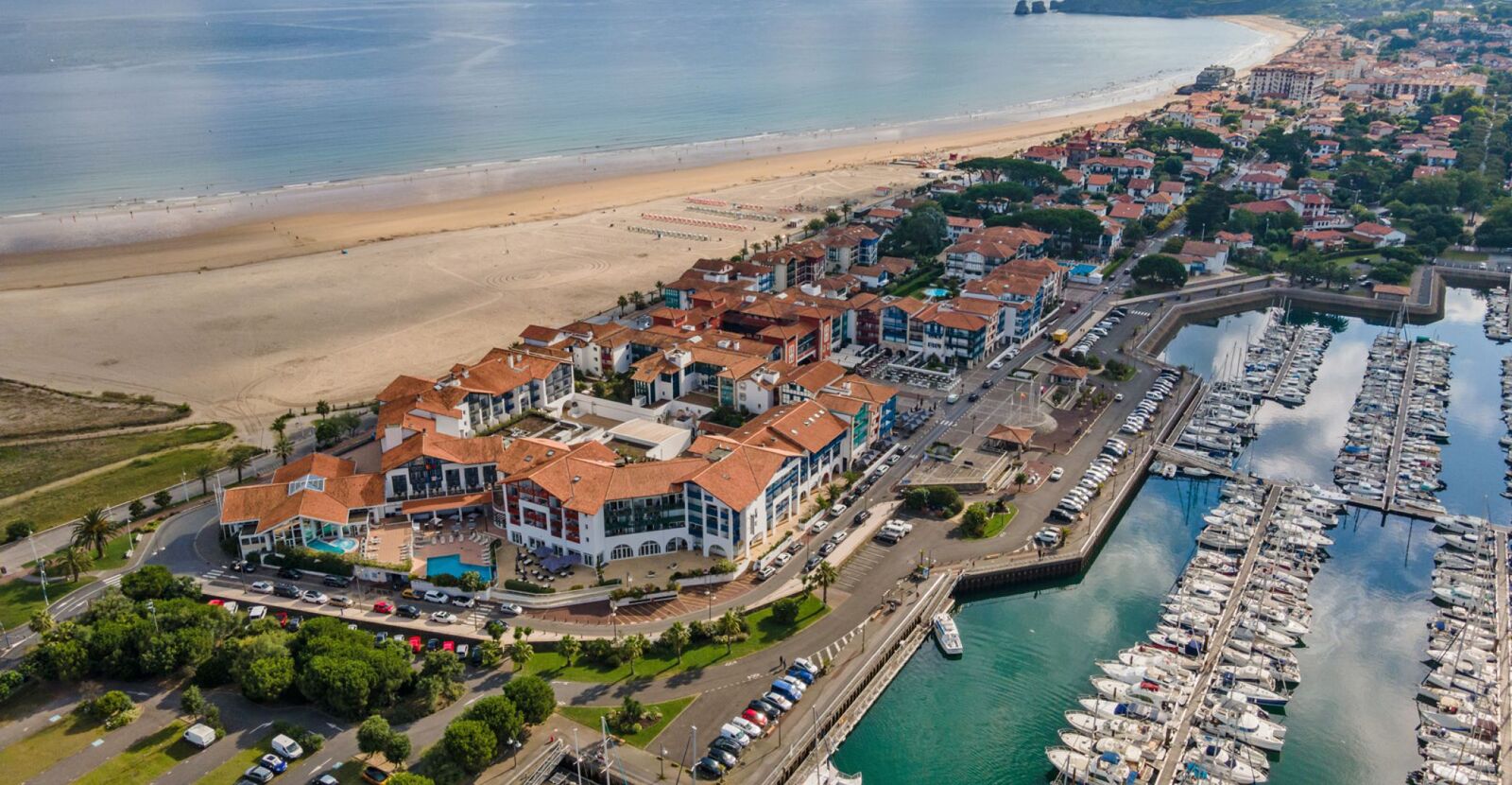 Vista aérea de la playa y el puerto deportivo de Hendaya
