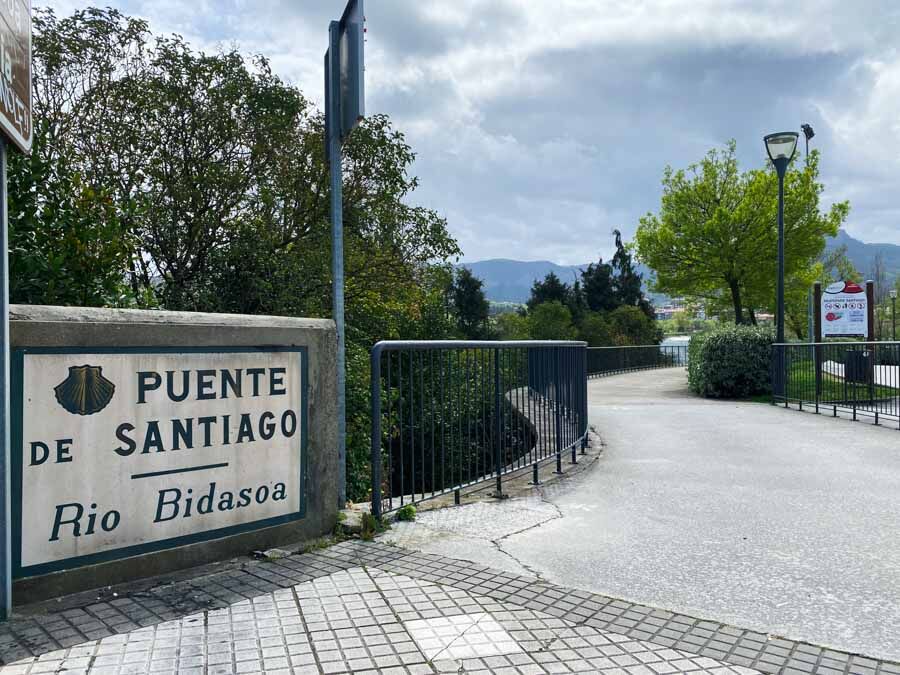 Cartel "Puente de Santiago" sobre el río Bidasoa, inicio del Camino de Santiago del Norte en la comarca