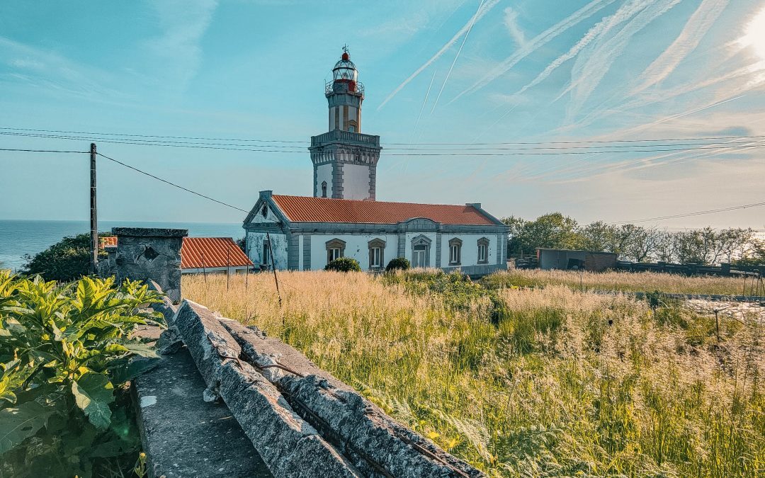 El Faro de Higuer, en Hondarribia, con el Castillo de San Telmo junto a él