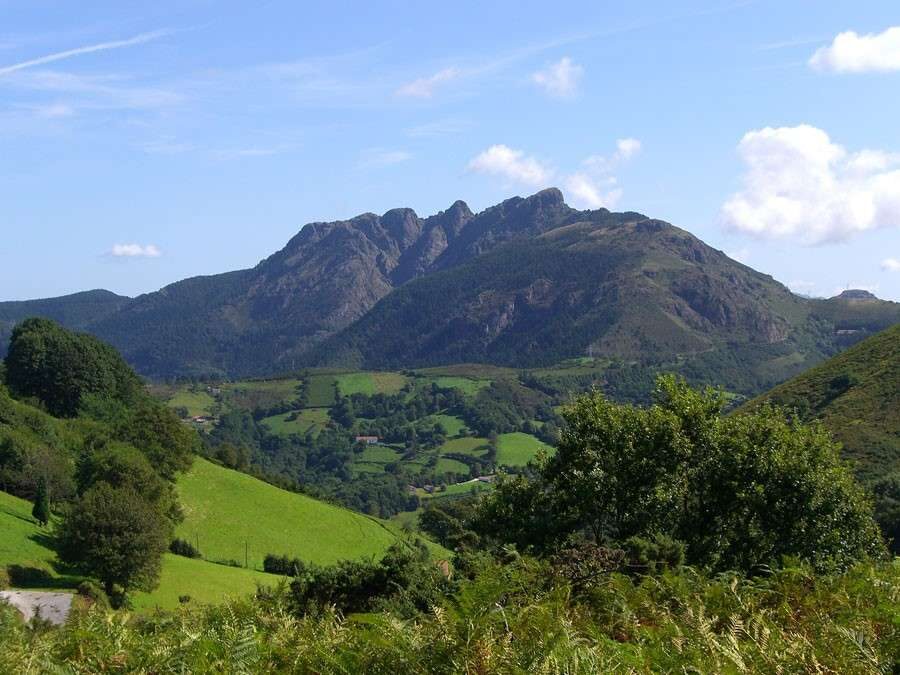 Vista del macizo de Peñas de Aya (Aiako Harria) desde el valle