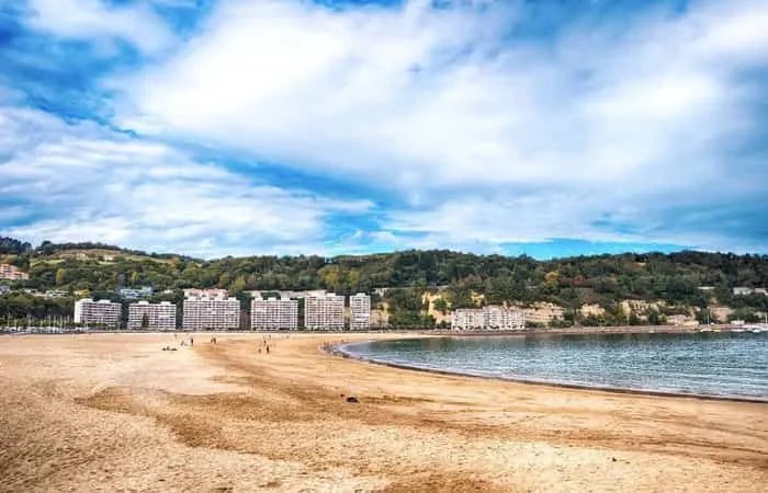 Playa y puerto de Hondarribia